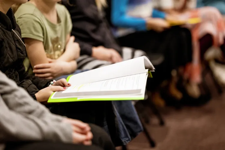 zdjęcie ilustrujące studentów z książką 