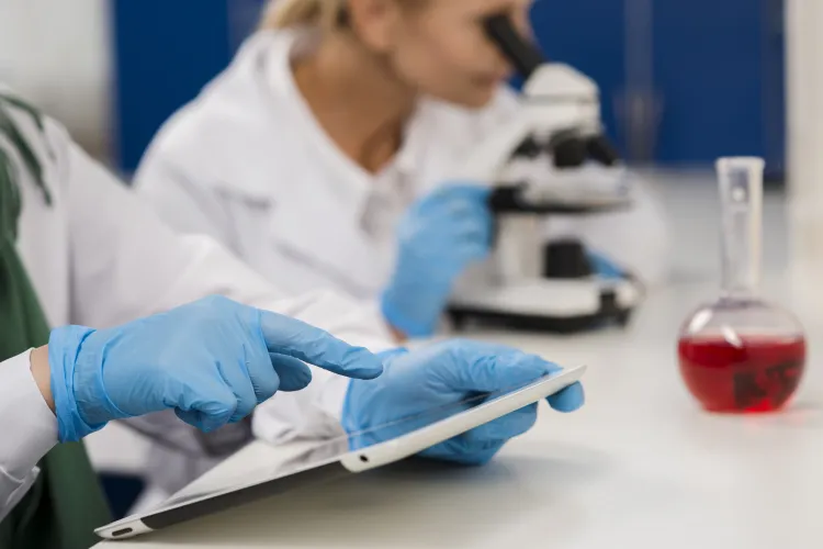 naukowcy w laboratorium z mikroskopem