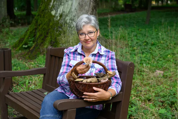 Anna Biedunkiewicz trzyma kosz z grzybami