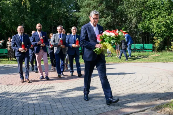 rektor składa kwiaty w Alei Ofiar Zbrodni Katyńskiej