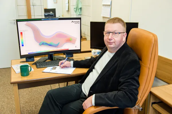 Prof. Wojciech Sobieski przy biurku