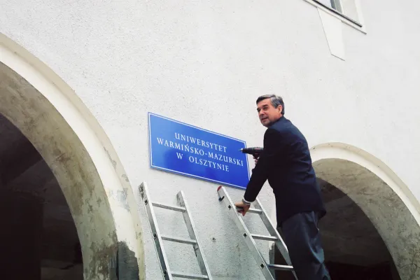 Prof. Ryszard Górecki wiesza tablicę z nazwą Uniwersytet Warmińsko-Mazurski w Olsztynie