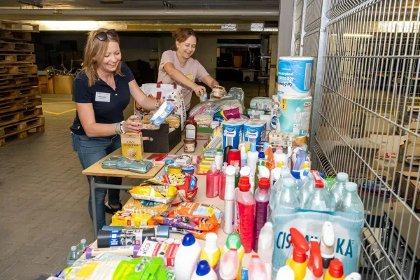 Wolontariuszki przyjmują dary dla powodzian w magazynie Biblioteki Uniwersyteckiej UWM