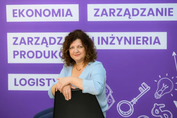 Izabela Zabielska pozuje do zdjęcia dla "Wiadomości Uniwersyteckich" 