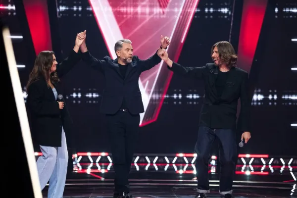 Łukasz Reks (po lewej) w towarzystwie Kuby Badacha (w środku) i uczestniczki programu The Voice of Poland / Źródło zdjęcia: Archiwum Łukasza Reksa/Facebook