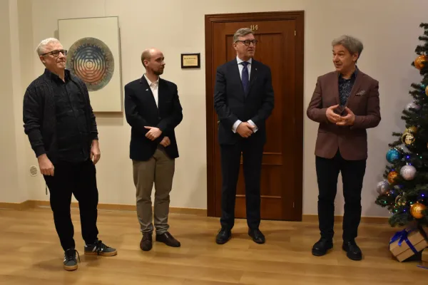 Prof. Antoni Grzybek, dr Marcin Piotrowicz, prof. Jerzy Przyborowski, prof. Jan Połowianiuk podczas otwarcia wystawy w rektoracie