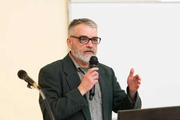 dr Wojciech Śmietana podczas wykładu na UWM