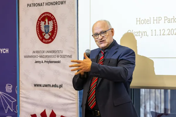 dr Waldemar Kozłowski przemawia podczas konferencji naukowej
