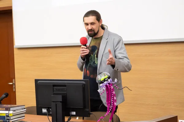 dr Piotr Przytuła wygłasza prelekcję podczas Czwartków z Humanistyką