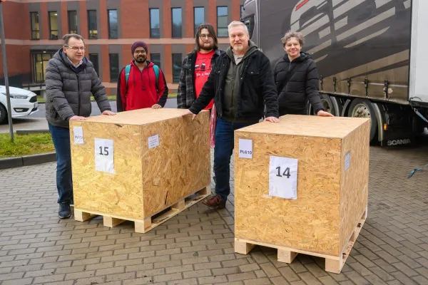 Przedstawiciele UWM podczas odbierania skrzyń ze sprzętem 