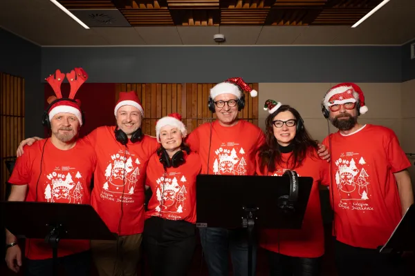 Rektor, prorektorzy i dziekani wydziałów podczas śpiewania pastorałki 