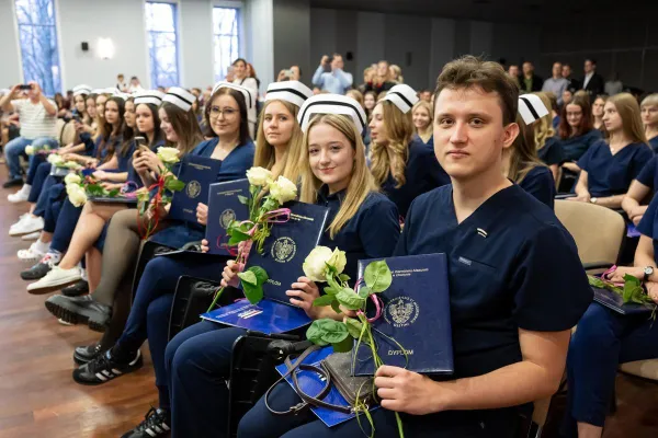 Dyplomatorium SZP - absolwenci siedzą 