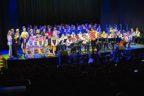 Wszyscy wykonawcy stoją na scenie podczas koncertu Kultura pod choinkę 