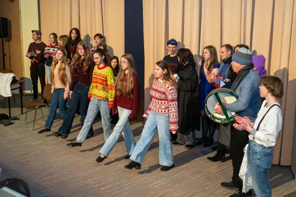 Aktorzy na scenie podczas przedstawienia "Opowieść wigilijna" 