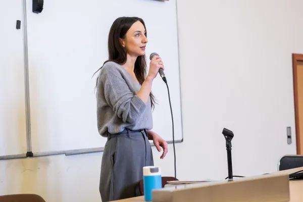 dr Dominika Myślak wygłasza wykład podczas styczniowych "Czwartków z humanistyką" 