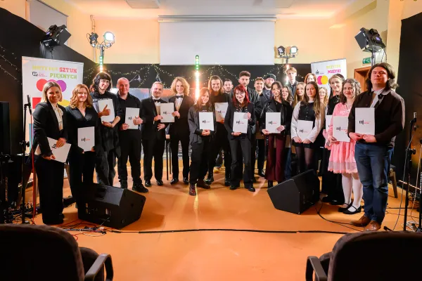 studenci, którzy wystąpili na Estradzie studenckiej pozują na scenie z dyplomami