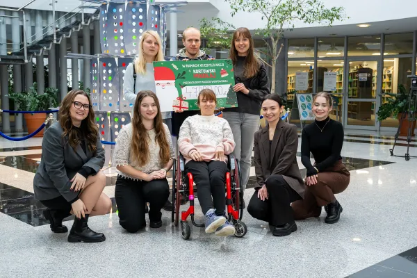 Magda Wentowska z członkami RUSS i medykami w Bibliotece Uniwersyteckiej przy choince