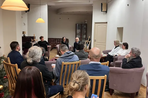 spotkanie socjologów - uczestnicy siedzą 