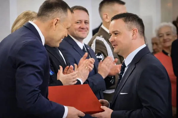 Prof. Paweł Konieczka odbiera od prezydenta RP Karola Nawrockiego nominację profesorską