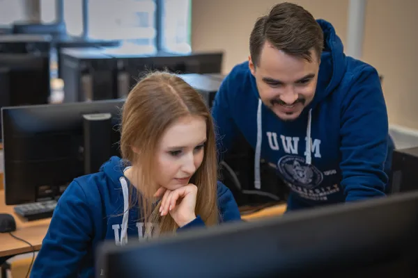 Dwie osoby przy komputerze 