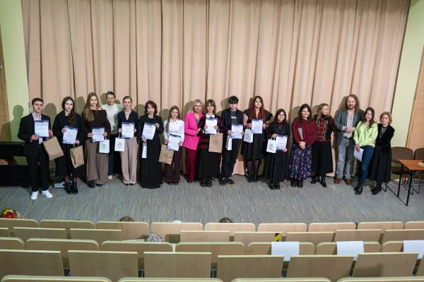 Uczestnicy XI edycji konkursu recytatorskiego "Polska poezja XX i XXI wieku" pozują do grupowego zdjęcia 