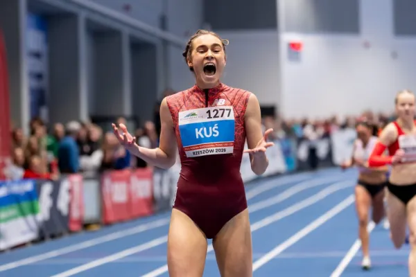 Anastazja Kuś wyraża radość po wygranym biegu podczas halowych mistrzostw Polski 