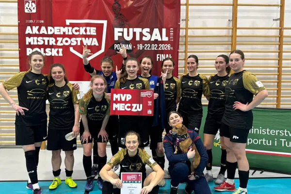Futsalistki z Uniwersytetu Warmińsko-Mazurskiego pozują do zdjęcia grupowego podczas turnieju finałowego Akademickich Mistrzostw Polski  