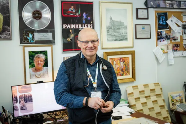 Prof. Tomasz Stompór stoi w swoim gabinecie