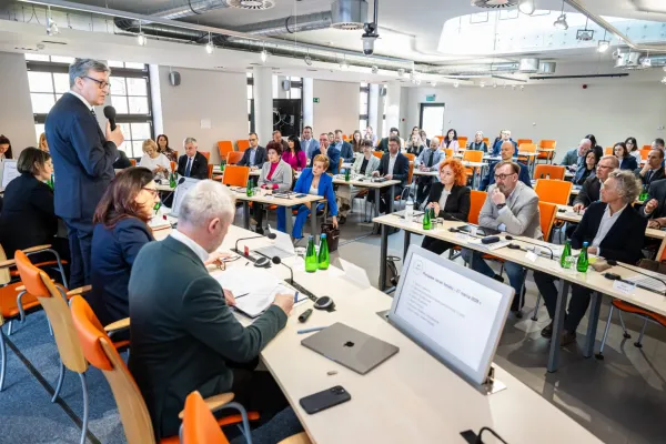 Marcowe posiedzenie Senatu UWM: widok na salę