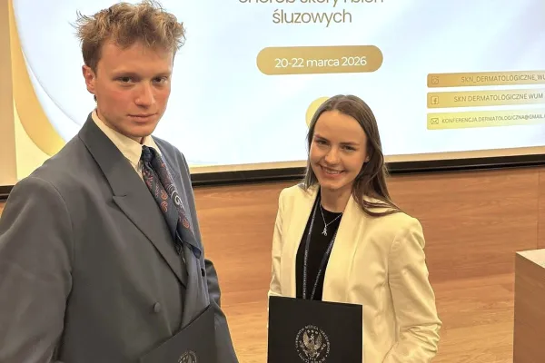 Witold Chmielnicki oraz Anna Stasiewicz stoją z dyplomami