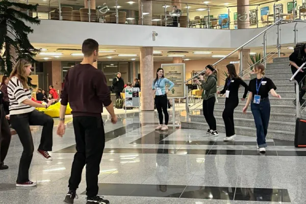 Osoby uczestniczące w wydarzeniu Speed Friending w Bibliotece Uniwersyteckiej UWM