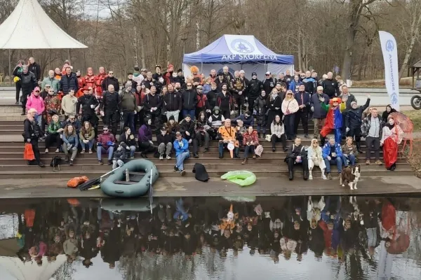 uczestnicy Skorpenowego Spływu Łyną stoją na brzegu rzeki