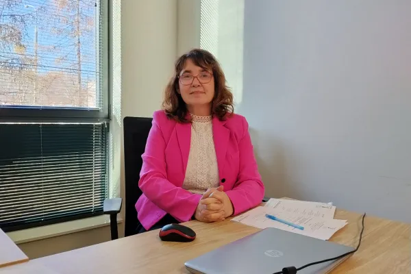 prof. dr hab. Elżbieta Zębek w swoim gabinecie 