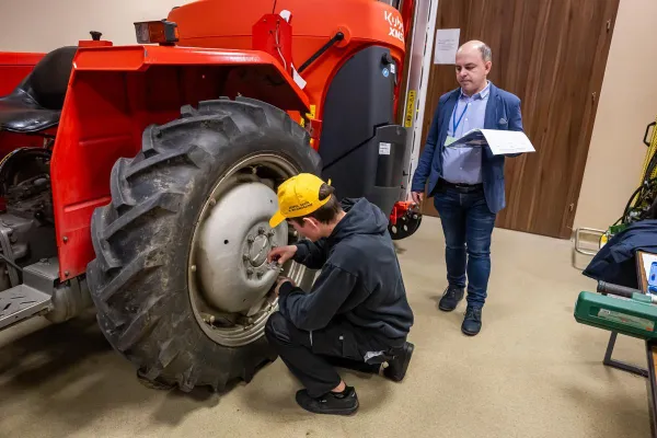 Uczestnik Olimpiady Wiedzy i Umiejętności Rolniczych podczas wykonywania zadania 