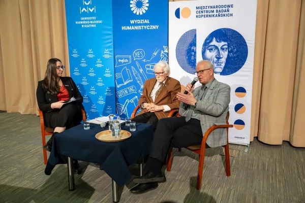 W auli Wydziału Humanistycznego siedzą: Alicja Marika Lubowicka, dr Jerzy Sikorski i prof. Krzysztof Mikulski