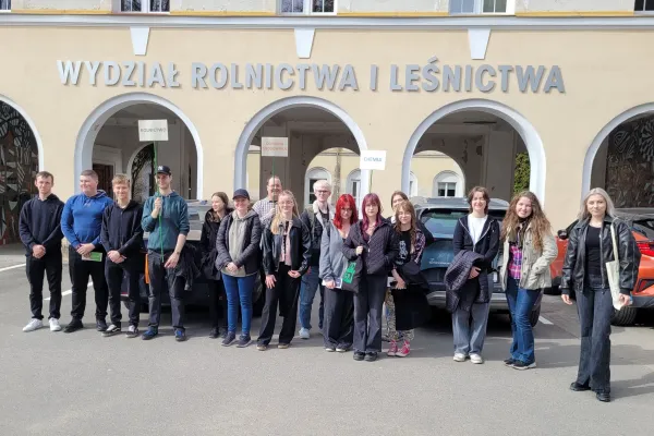 studenci przed budynkiem Wydziału Rolnictwa i Leśnictwa