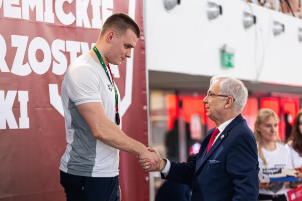 Marcel Tarasewicz odbiera na podium medal w Akademickich Mistrzostwach Polski w pływaniu 