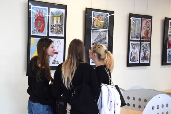 Młode kobiety oglądają wystawę w Bibliotece Uniwersyteckiej