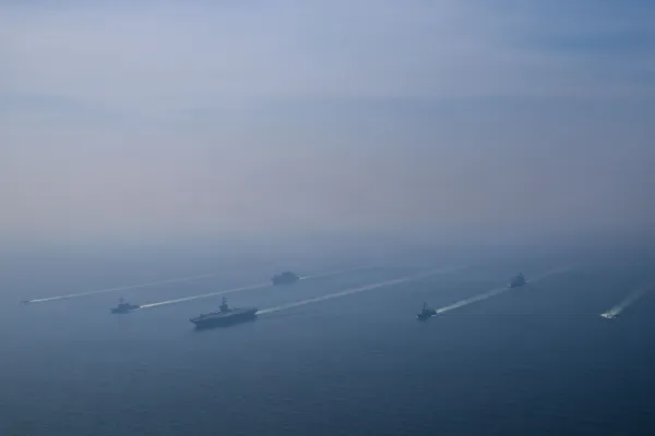 amerykański lotniskowiec Abraham Lincoln na Morzu Arabskim