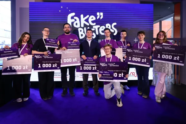 Zdobywcy II miejsca w konkursie „Fake Busters”. Dominik Godlewski jest trzeci od prawej strony (z tyłu)