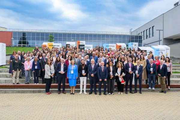 Przedstawiciele ChallengeEU pozują do zdjęcia