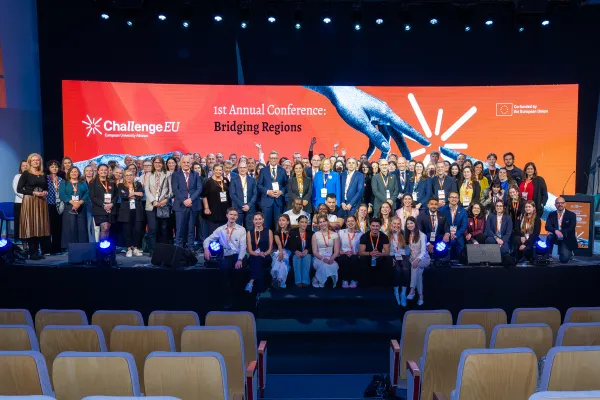 Zdjecie grupowe podczas konferencji sojuszu ChallengeEU
