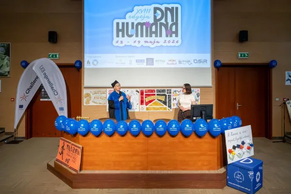 Dni Humana 2026: W Auli Dietrichów stoją prodziekan Wydziału i przewodnicząca RWSS