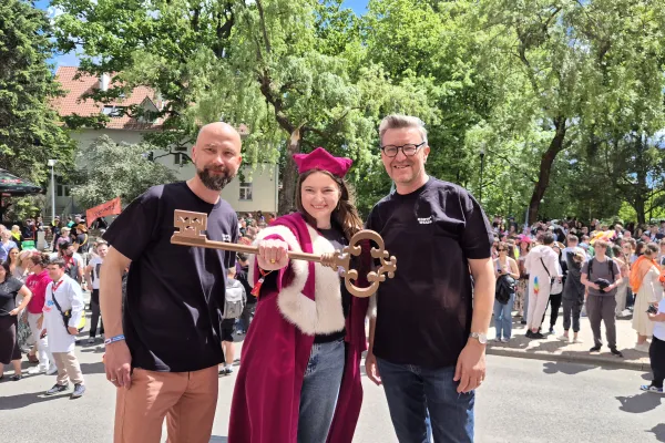 Prof. Sławomir Przybyliński, Iwona Pająk i prof. Jerzy Przyborowski podczas przekazania władzy