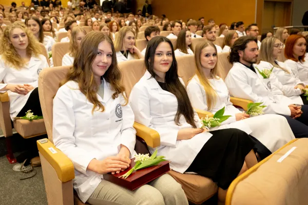 Studenci Wydziału Lekarskiego w białych lekarskich fartuchach