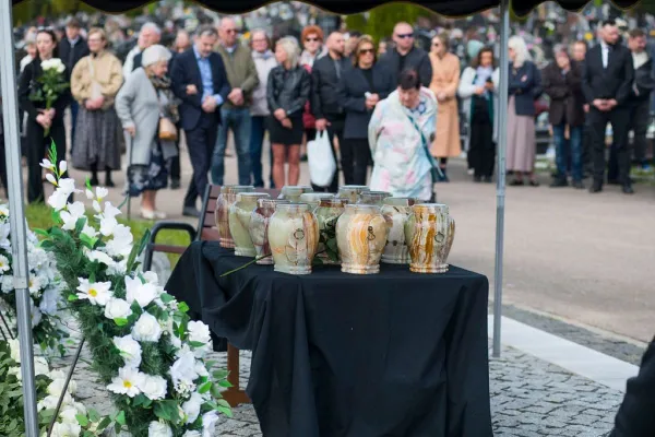Memoriał Innocenta Józefa Marii Bocheńskiego, urny czekające na pochowanie na cmentarzu