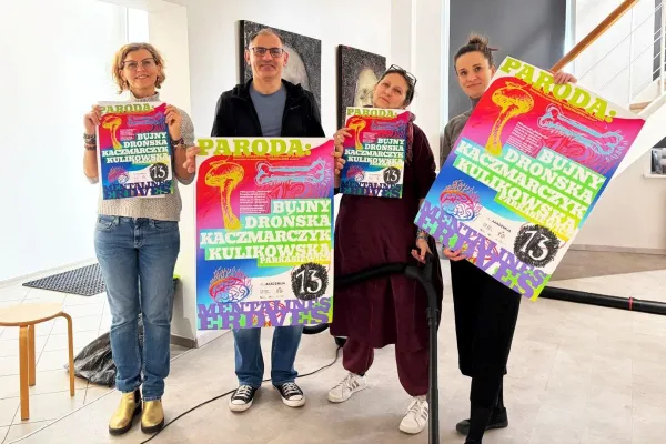 dr hab. Violetta Kulikowska-Parkasiewicz, prof. UWM, dr hab. Jarosław Bujny, prof. UWM, dr Anna Drońska oraz mgr Joanna Kaczmarczyk, doktorantka Szkoły Doktorskiej UWM trzymają plakaty informujące o wernisażu wystawy „Przestrzenie mentalne” 