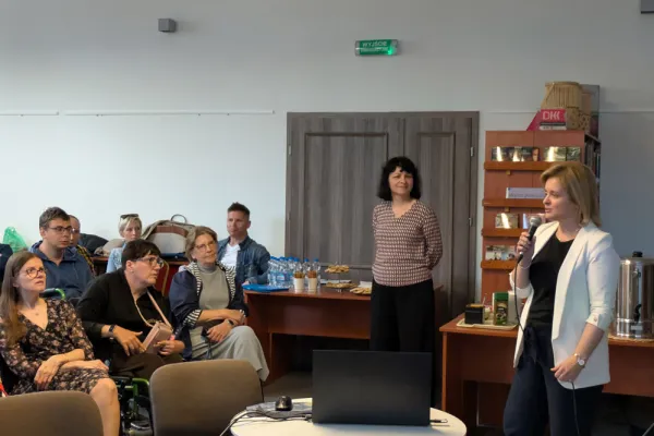Katarzyna Ćwirynkało i Agnieszka Żyta z uczestnikami spotkania z okazji Dnia Godności Osób z Niepełnosprawnością Intelektualną