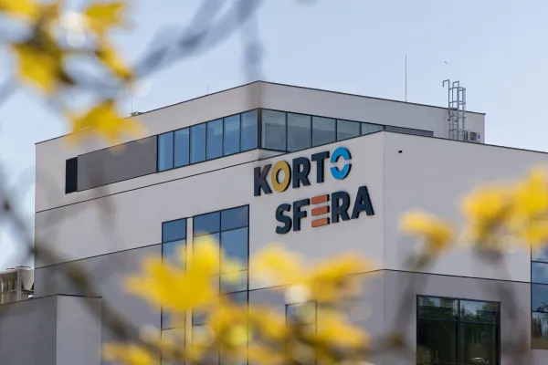 Logo Kortosfery na budynku