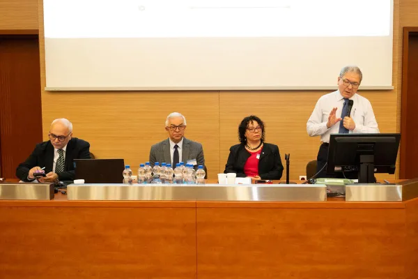 Trzech prelegentów i prowadzący panel 